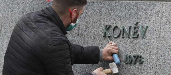 Демонтаж памятника маршалу Коневу в Праге - Sputnik Латвия