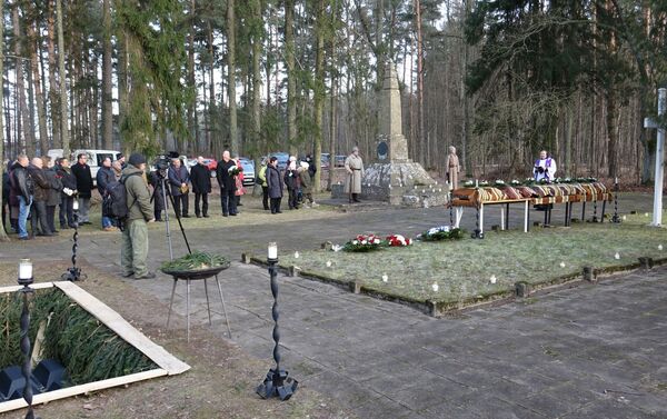 Перезахоронение останков бойцов у памятника с почестями - Sputnik Латвия