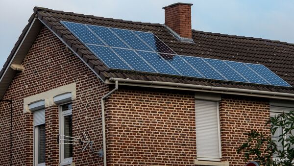 Солнечные батареи на крыше жилого дома - Sputnik Латвия