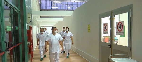 Как медики из России лечат зараженных коронавирусом в полевом госпитале в Италии - Sputnik Латвия