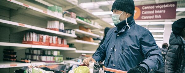 Покупатель в маске в магазине Покупатель в маске в магазине - Sputnik Latvija