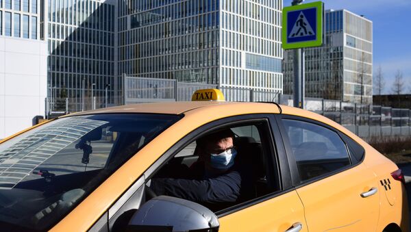 Водитель такси в защитной маске - Sputnik Латвия