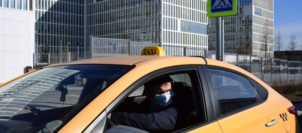 Водитель такси в защитной маске - Sputnik Латвия