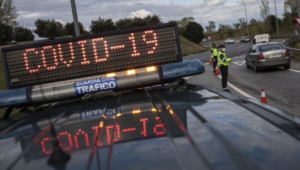 Офицеры испанской полиции на контрольно-пропускном пункте в Мадриде - Sputnik Latvija