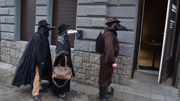 Люди в костюмах чумных докторов на улице Львова, Украина - Sputnik Latvija