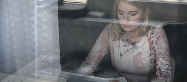 Женщина на удаленной работе у себя дома в Ростове-на-Дону Женщина на удаленной работе у себя дома в Ростове-на-Дону - Sputnik Latvija