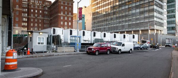 Грузовики-рефрижераторы для тел погибших в Нью-Йорке во время режима ЧС Грузовики-рефрижераторы для тел погибших в Нью-Йорке во время режима ЧС - Sputnik Latvija