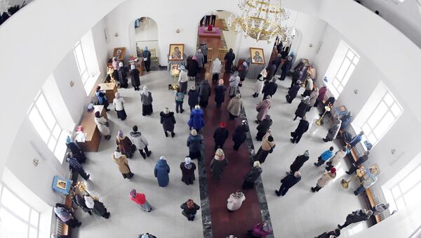 Прихожане во время православной службы в Благовещенском соборе в Тюмени - Sputnik Латвия