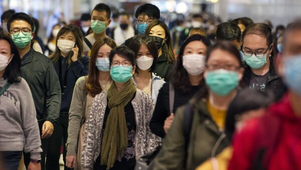 Пассажиры в медицинских масках в переходе метро Гонконга - Sputnik Латвия