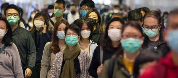 Пассажиры в медицинских масках в переходе метро Гонконга - Sputnik Latvija