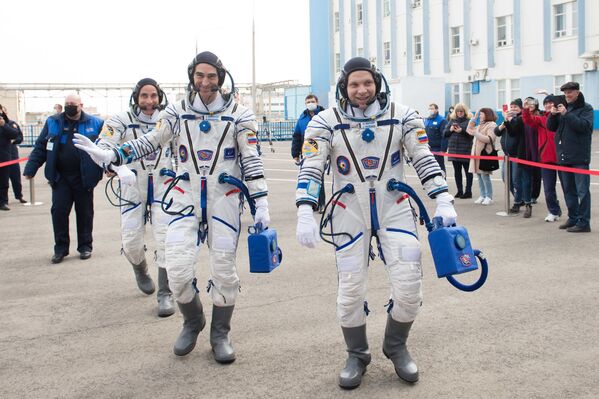 Члены экипажа МКС-63 перед запуском ракеты-носителя Союз-2.1а с пилотируемым кораблем Союз МС-16 - Sputnik Латвия
