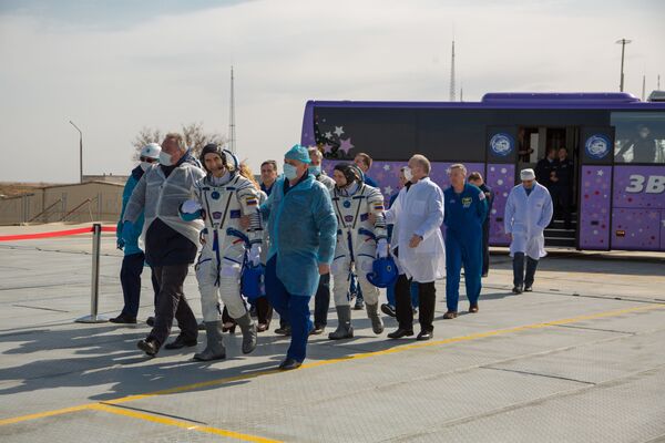 Члены экипажа МКС-63 идут к стартовой площадке космодрома Байконур - Sputnik Латвия