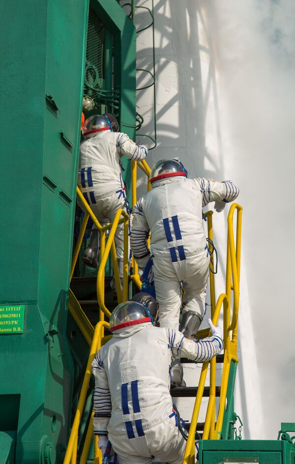 Члены экипажа МКС-63 поднимаются на корабль Союз МС-16 на стартовой площадке космодрома Байконур - Sputnik Латвия