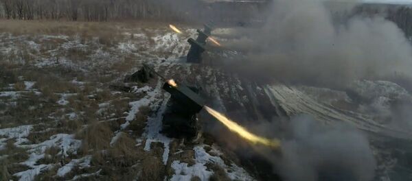 Российские военные в ходе учений отстрелялись из реактивных систем залпового огня Град - Sputnik Латвия