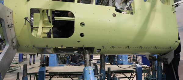 Один из цехов завода ОАО Новосибирское авиационное производственное объединение им. В.П. Чкалова, где собирают самолет Sukhoi Superjet-100 и истребитель-бомбардировщик Су-34. - Sputnik Латвия