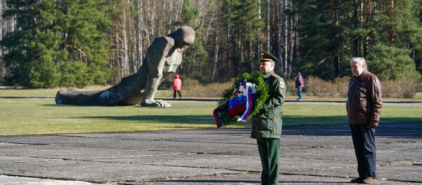В Международный день освобождения узников нацистских концлагерей посол России в Латвии Евгений Лукьянов и военный атташе Руслан Ушаков возложили цветы у мемориала Саласпилс В Международный день освобождения узников нацистских концлагерей посол России в Латвии Евгений Лукьянов и военный атташе Руслан Ушаков возложили цветы у мемориала Саласпилс - Sputnik Latvija