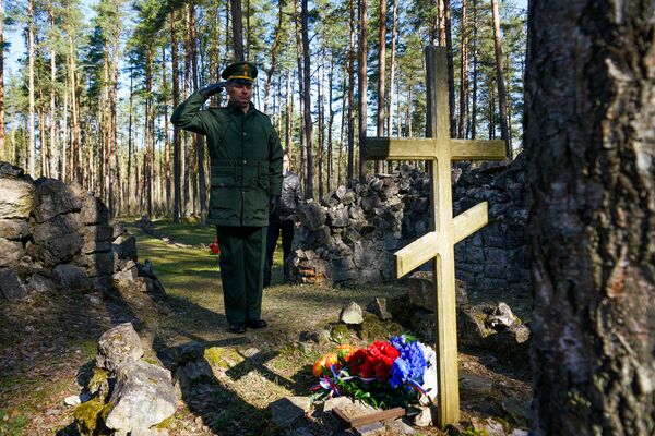 Карантин - не помеха: в Латвии почтили память узников нацистских концлагерей Карантин - не помеха: в Латвии почтили память узников нацистских концлагерей - Sputnik Латвия