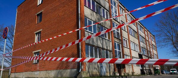 Дом в поселке Улброка, закрытый на карантин, огорожен красно-белой лентой. Дом в поселке Улброка, закрытый на карантин, огорожен красно-белой лентой. - Sputnik Латвия