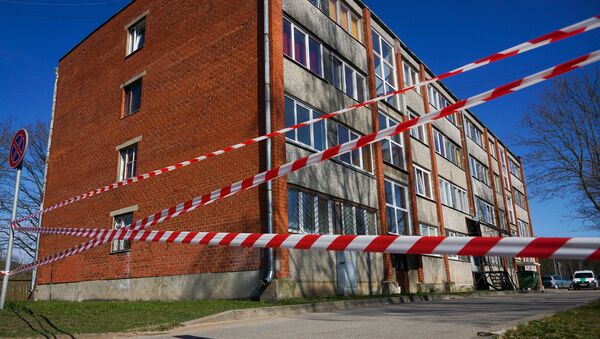 Дом в поселке Улброка, закрытый на карантин, огорожен красно-белой лентой. - Sputnik Латвия