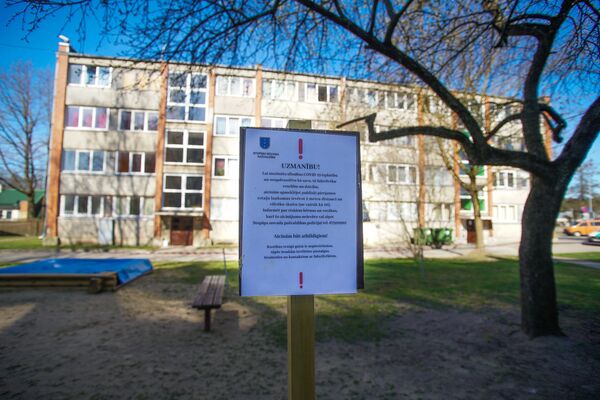 Тайна чумного барака в Латвии: под Ригой на карантин закрыли целый жилой дом - Sputnik Латвия