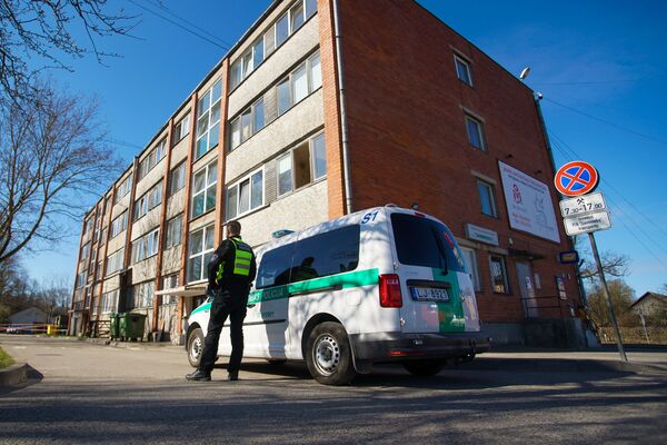 Тайна чумного барака в Латвии: под Ригой на карантин закрыли целый жилой дом - Sputnik Латвия