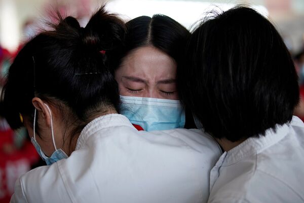  Медицинские работники в международном аэропорту Ухань-Тяньхэ, Китай  - Sputnik Латвия