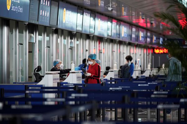 Пассажиры в аэропорту Уханя - Sputnik Латвия