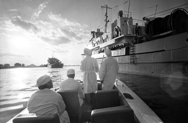Борьба с эпидемией холеры в Астрахани. Санитарные врачи обследуют все рыболовецкие суда. 1971 год - Sputnik Латвия