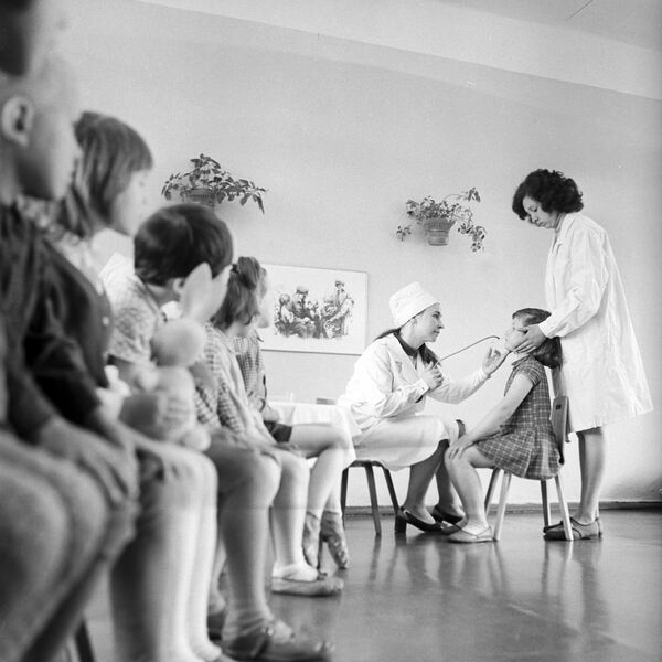 Профилактическая вакцинация детей против гриппа в одном из детских садов, 1972 год - Sputnik Латвия