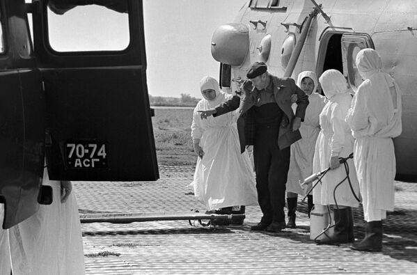 Отправка больного холерой в инфекционную больницу Астрахани, 1970 год - Sputnik Латвия