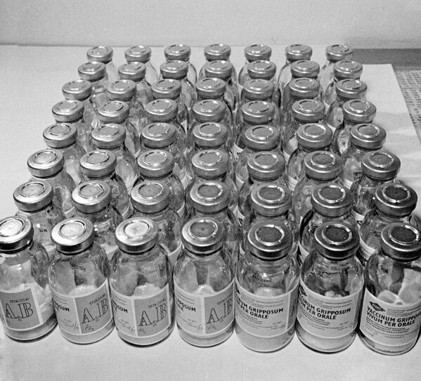 Готовая тканевая живая вакцина для профилактики и лечения гриппа в Московском научно-исследовательском институте вирусных препаратов, 1973 год - Sputnik Латвия