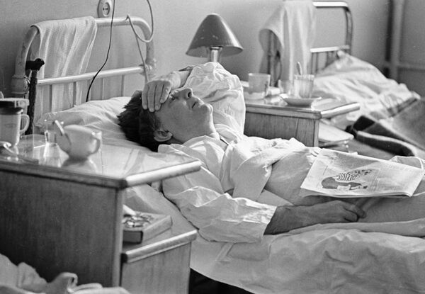 Больной с высокой температурой в палате одной из московских клиник во время всплеска заболеваемости гриппом, 1967 год - Sputnik Латвия