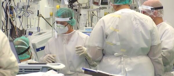 Российские врачи лечат итальянцев в Бергамо: пациенты выздоравливают - YouTube - Sputnik Латвия