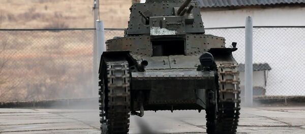 Первый советский танк готовят к Параду Победы - YouTube - Sputnik Латвия