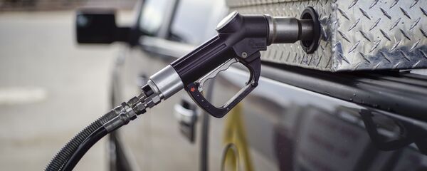 Заправка автомобиля сжатым природным газом - Sputnik Латвия