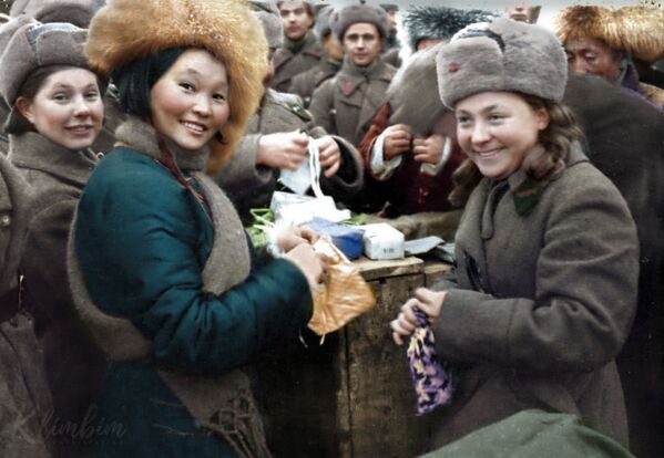 Вручение подарков воинам 11-й армии СЗФ членами монгольской делегации, 1942 год. - Sputnik Латвия