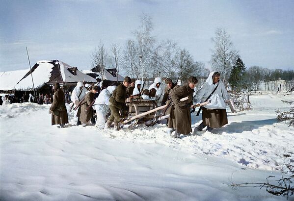 Однополчане, запрягшись в сани, везут раненых в медпункт, 1942 год. - Sputnik Латвия