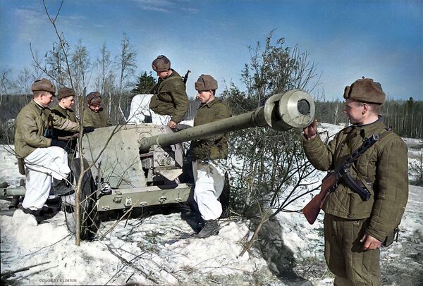 Советские бойцы рассматривают гитлеровскую противотанковую пушку, доставленную разведчиками, 1944 год - Sputnik Латвия