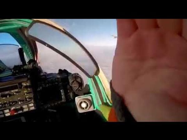 Пилот российского МиГ-31 снял на видео встречу с истребителем НАТО Пилот российского МиГ-31 снял на видео встречу с истребителем НАТО - Sputnik Latvija