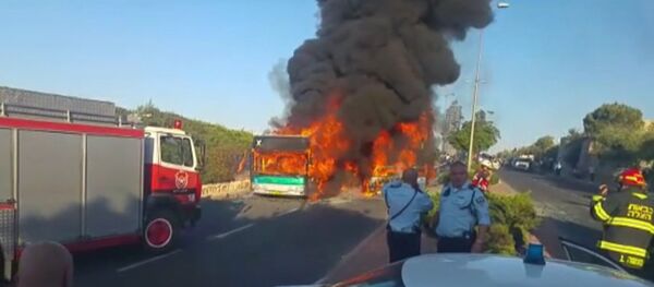 Пожарные тушили загоревшийся после взрыва бомбы автобус в Иерусалиме - Sputnik Latvija