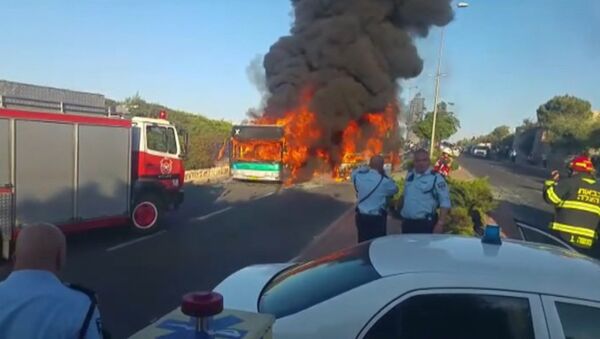 Пожарные тушили загоревшийся после взрыва бомбы автобус в Иерусалиме - Sputnik Latvija