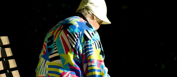 Пожилая женщина на скамейке - Sputnik Латвия