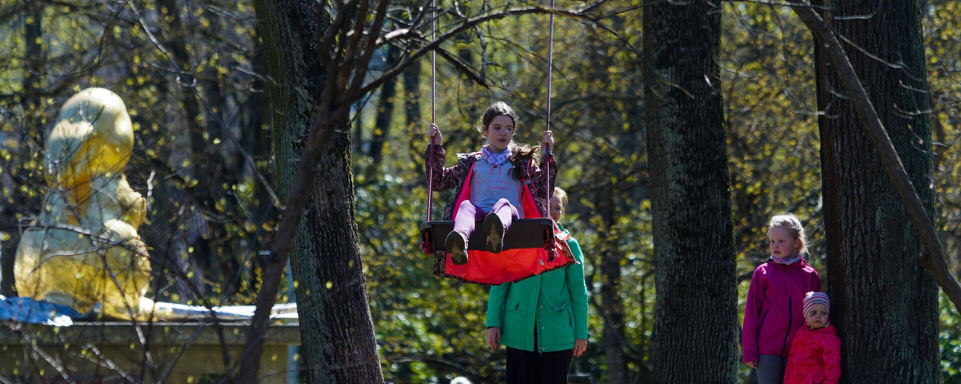 В Ботаническом саду Латвийского университета в Риге начинают цвести рододендроны и другие растения - Sputnik Латвия, 1920, 10.07.2020