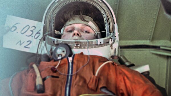 Летчик-космонавт Валентина Терешкова во время тренировки на центрифуге, 1964 год - Sputnik Латвия
