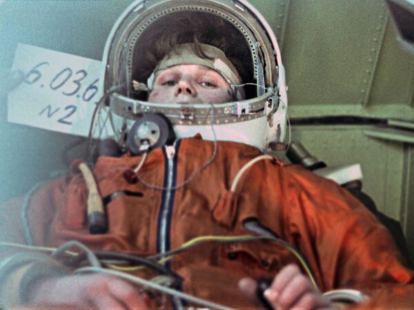 Летчик-космонавт Валентина Терешкова во время тренировки на центрифуге, 1964 год - Sputnik Латвия