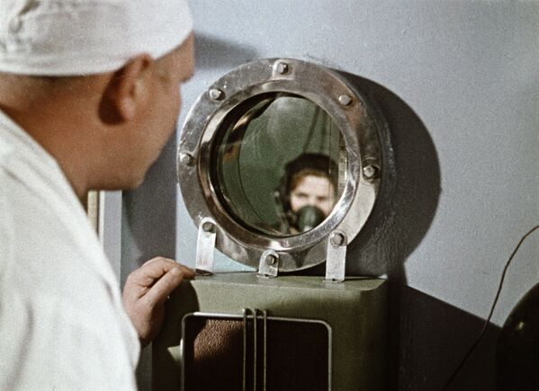 Врач наблюдает за Валентиной Терешковой во время тренировки, 1964 год - Sputnik Латвия