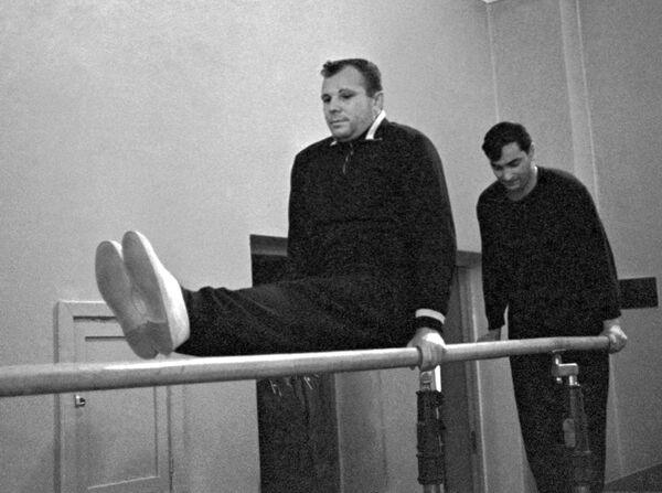 Летчики-космонавты СССР Юрий Гагарин и Валерий Быковский во время тренировки - Sputnik Латвия