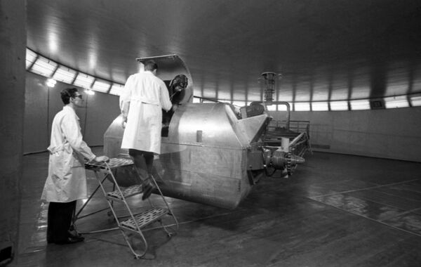 Тренировка в центрифуге для изучения возможностей космонавтов переносить физические перегрузки, 1968 год - Sputnik Латвия