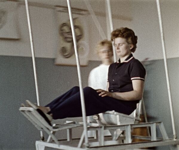 Валентина Терешкова на тренировке вестибулярного аппарата, 1964 год - Sputnik Латвия