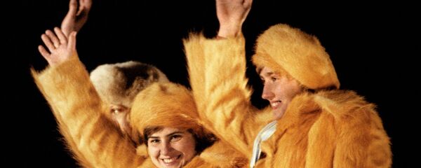 XIII зимние Олимпийские игры в Лейк-Плесиде (США). Олимпийская чемпионка по санному спорту Вера Зозуля (в центре) и бронзовый призер Ингрида Амантова (справа) на церемонии награждения. - Sputnik Латвия